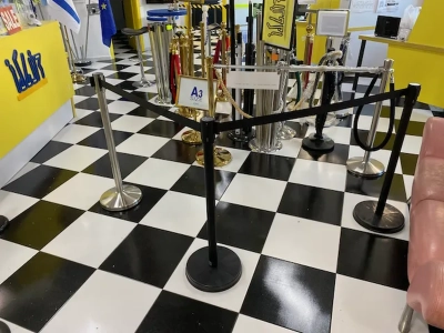 עמודי תור שחורים עם סרט שחור