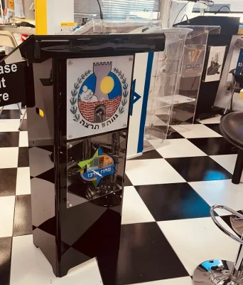 פודיום ודוכן נואמים מפרספקס שחור צר מבית דונטלו – עיצוב אלגנטי ומקצועי לכנסים, הרצאות ואירועים יוקרת