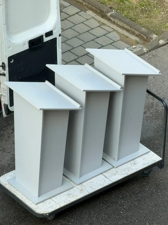 פודיום - דוכן נואמים טרפזי בצבע אפור