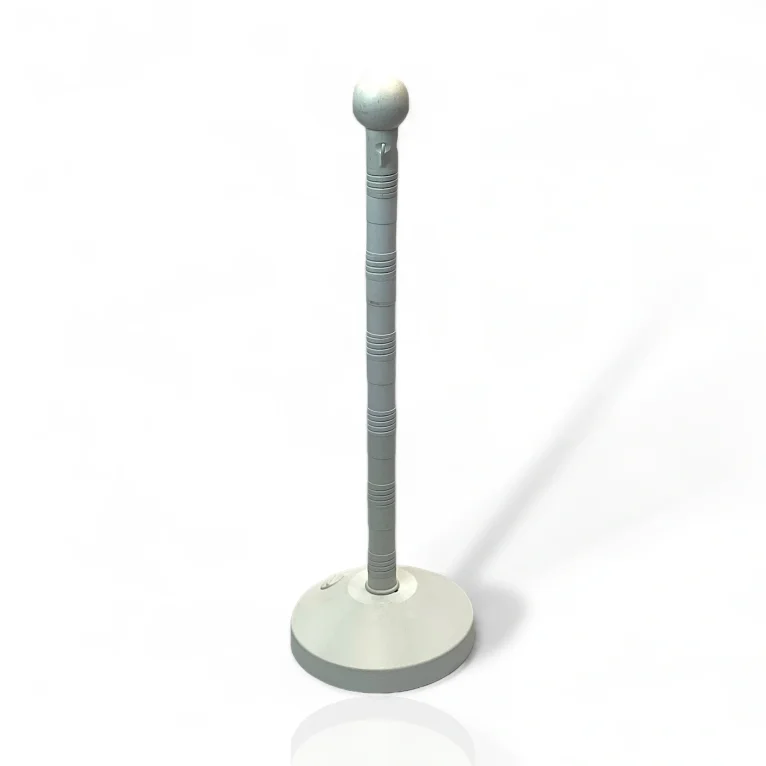 עמוד תור נייד מפלסטיק לתיחום וסימון בתנאי חוץ בצבע לבן